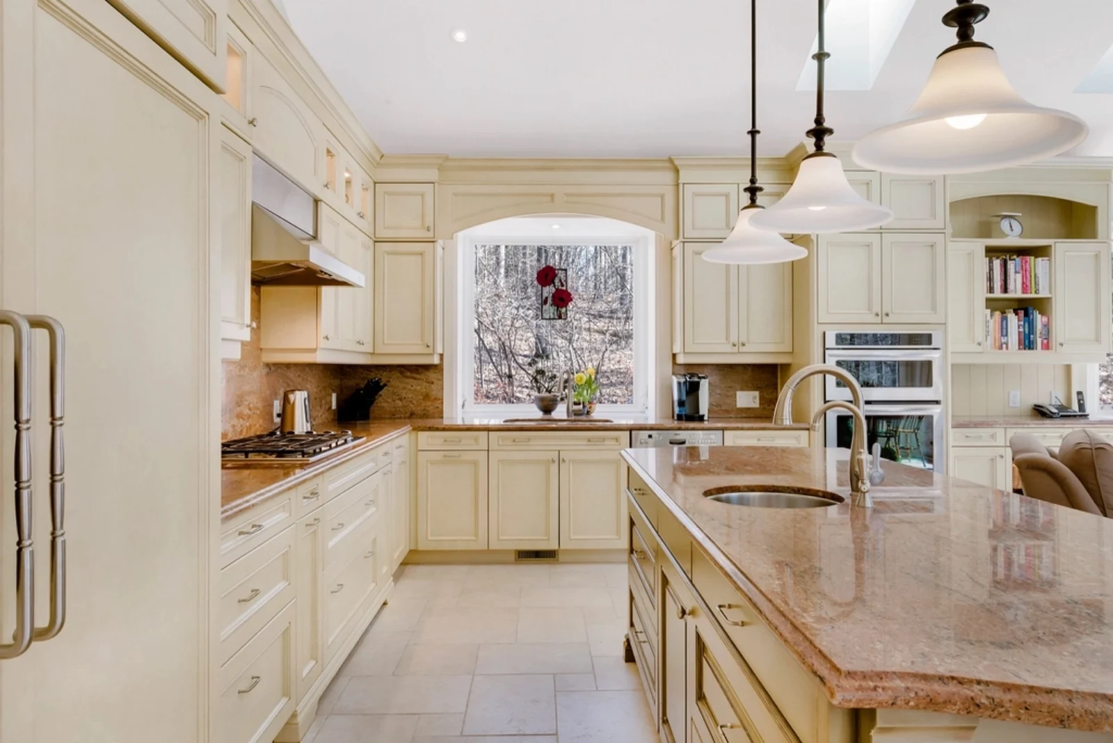 Integrated under-cabinet lighting with a concealed continuous glow